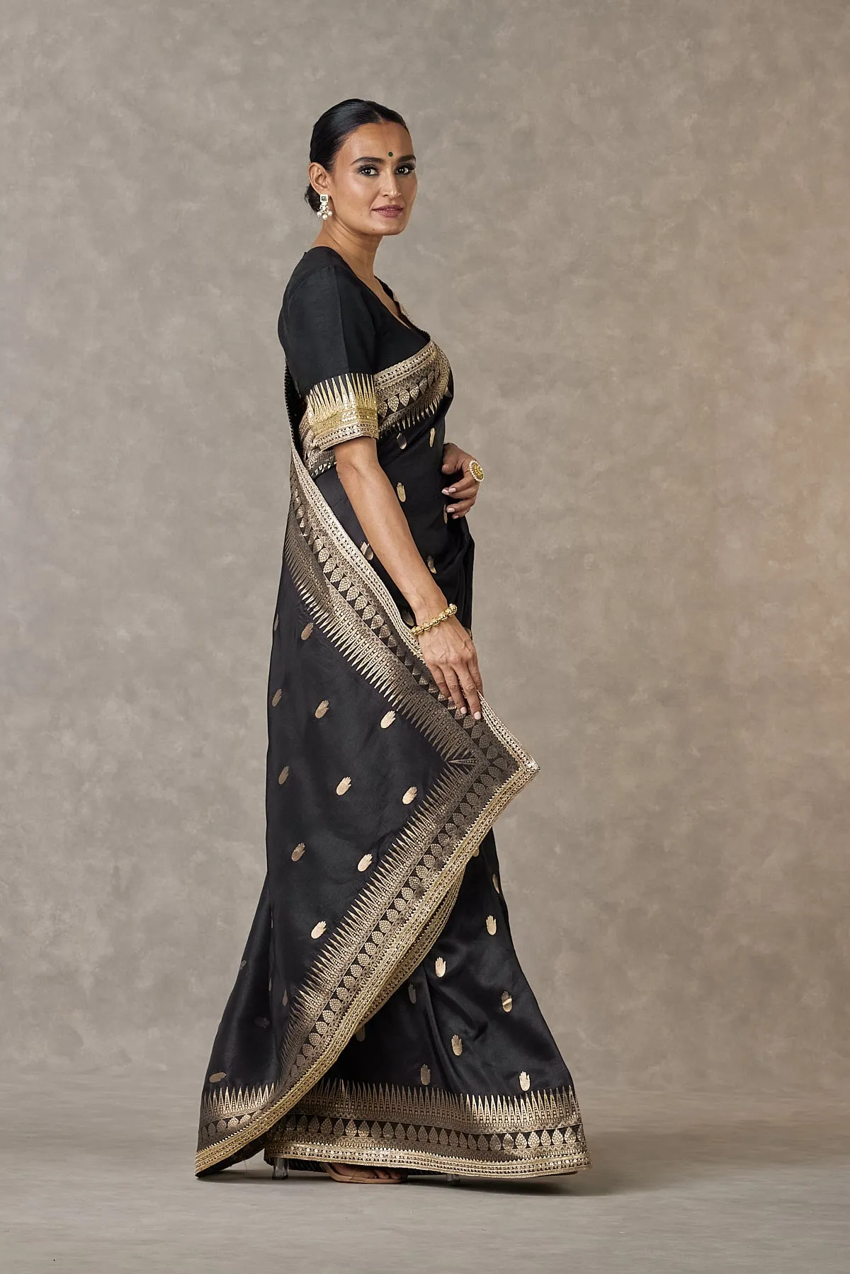 Black Haath Phool Saree