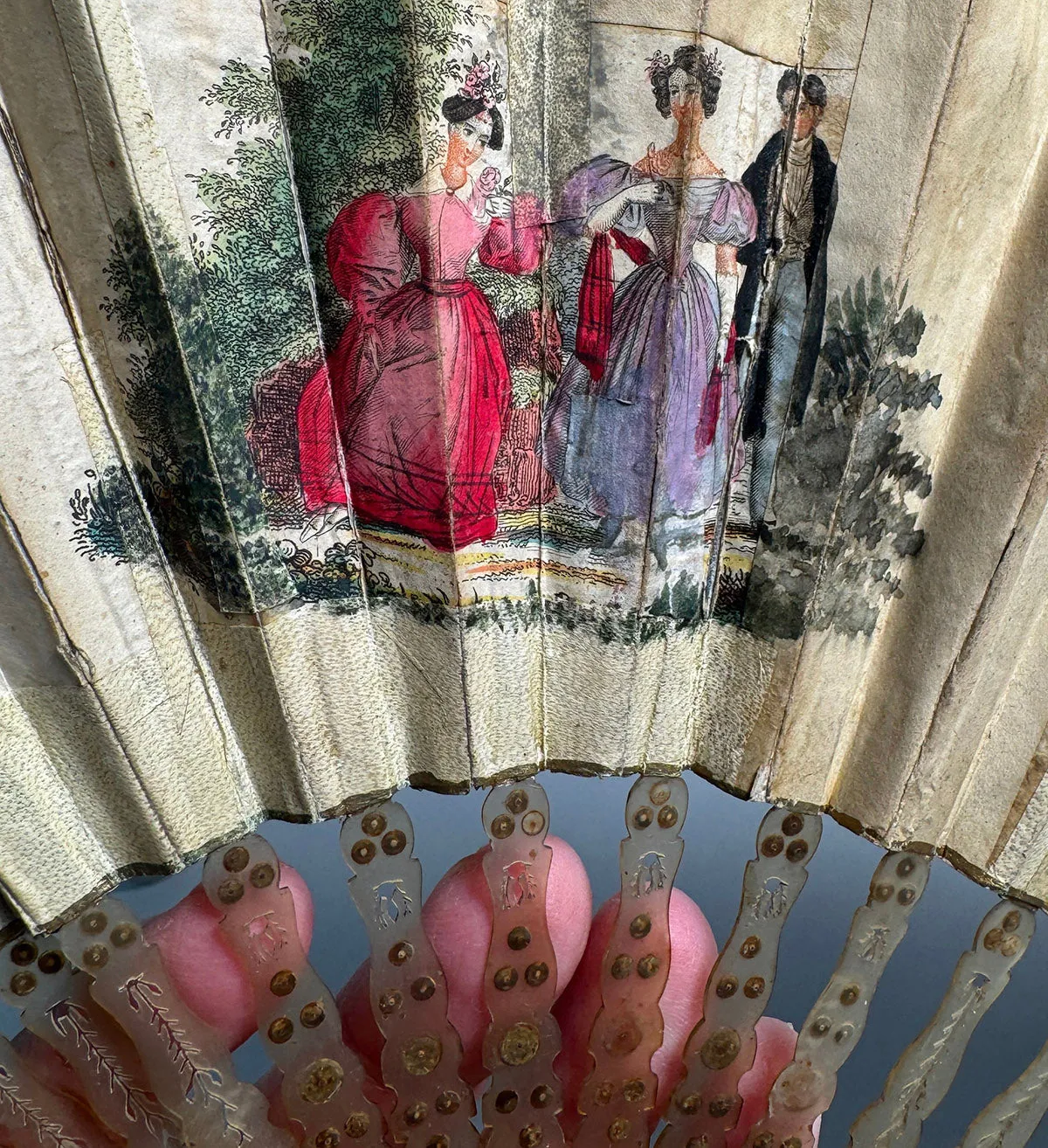 Charming c.1820-30 Mother of Pearl and Horn 21 cm Hand Fan, Likely Spanish or French Hand Painted